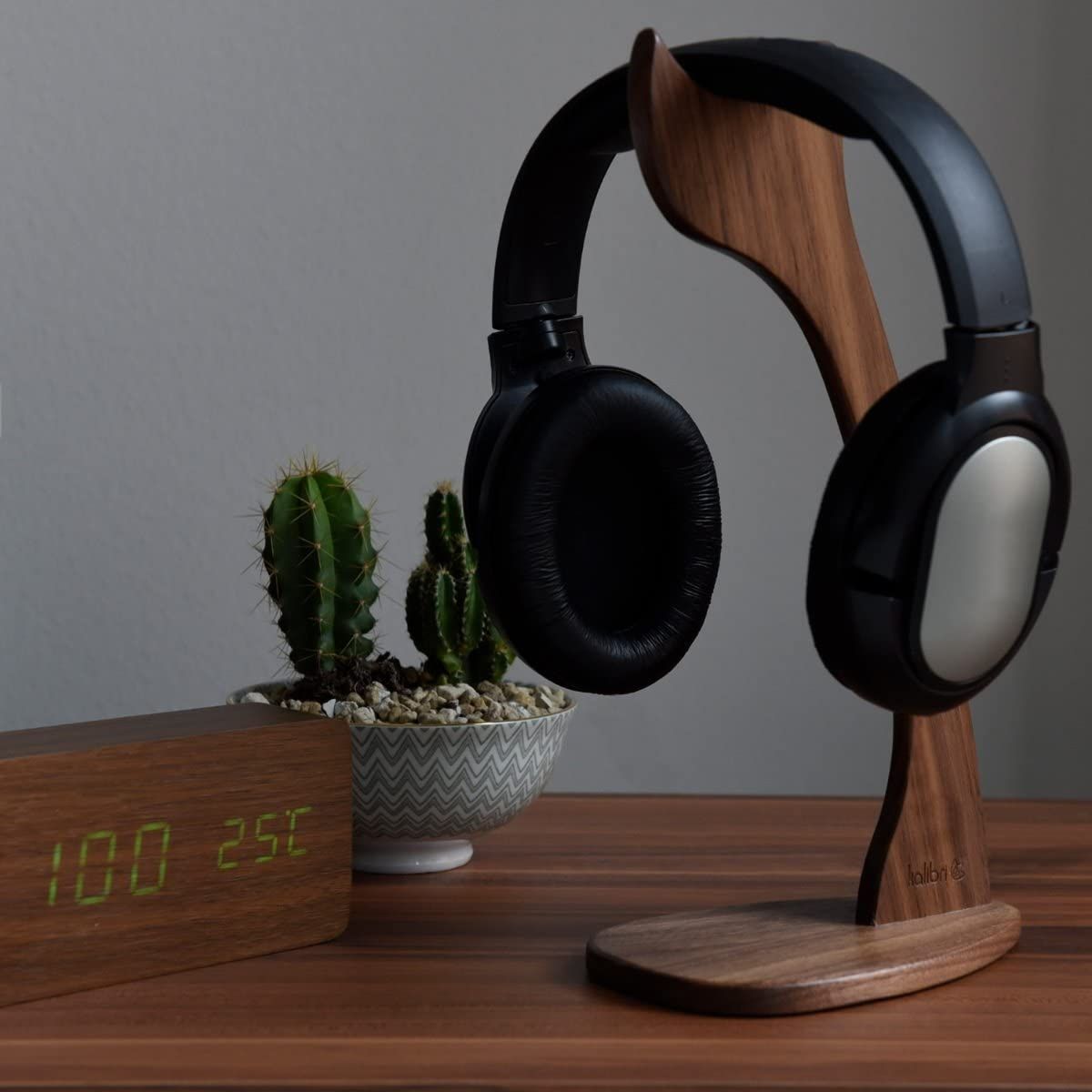 kalibri-wooden-headphone-holder-stand-vasi-akoustikon-apo-fysiko-ksilo-wanut-brown-2.jpg