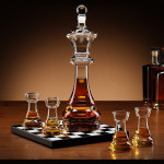 Γυάλινο Σετ Ποτού The Source Connoisseur Creations Chess Decanter Set σε Σχήμα Σκακιού με 1 x Καράφα Σερβιρίσματος με Πώμα / Ξύλινη Βάση & 4 x Ποτήρια (5056327921875)