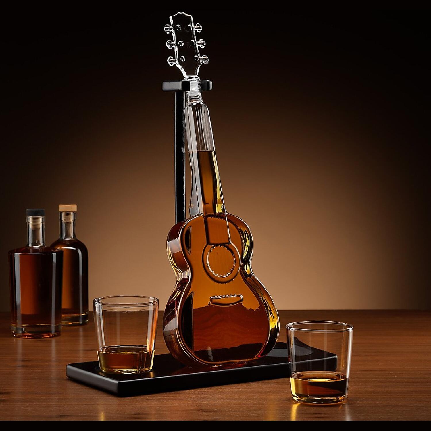 Γυάλινο Σετ Ποτού The Source Connoisseur Creations Guitar Decanter Set σε Σχήμα Κιθάρας με 1 x Καράφα Σερβιρίσματος με Πώμα / Ξύλινη Βάση & 2 x Ποτήρια