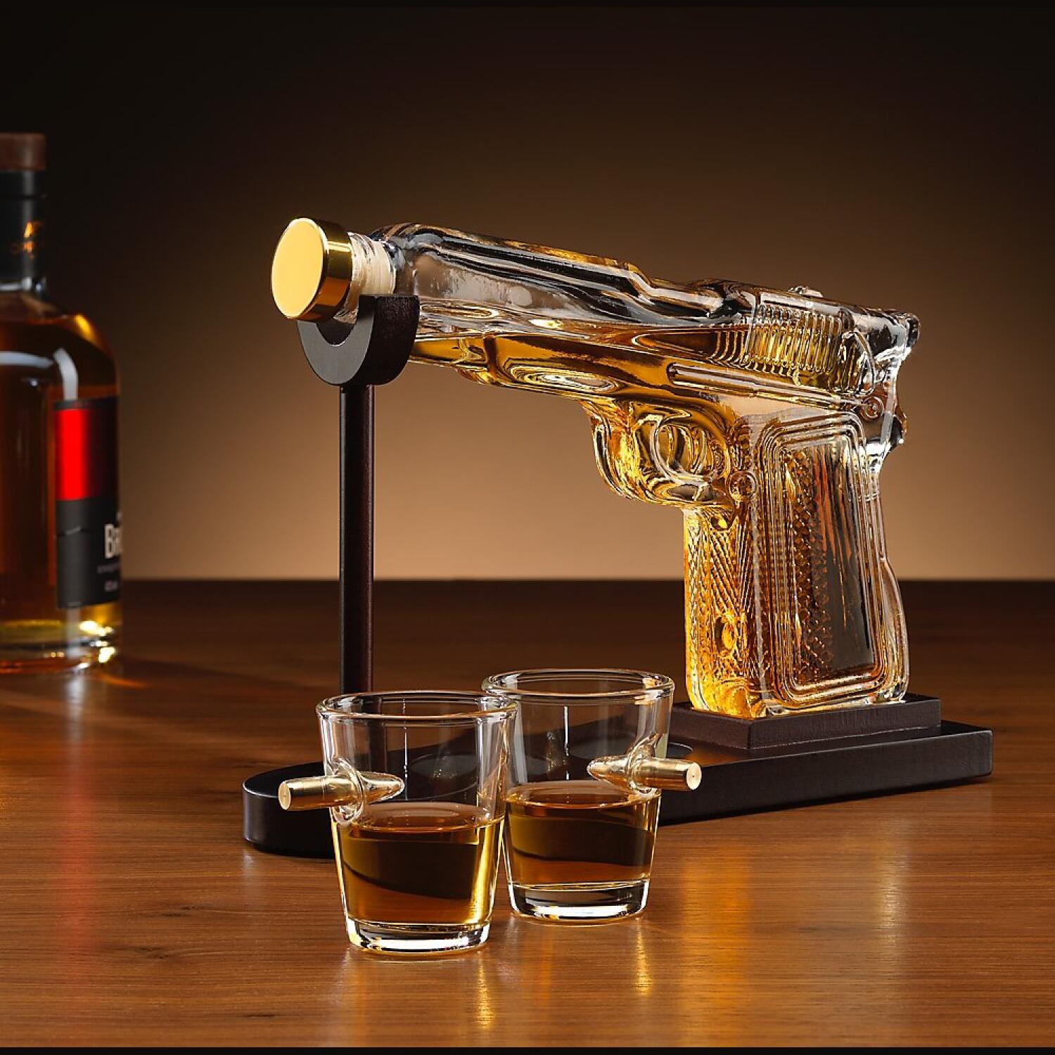 Γυάλινο Σετ Ποτού The Source Connoisseur Creations Gun Decanter and Glasses σε Σχήμα Όπλου με 1 x Καράφα Σερβιρίσματος με Πώμα / Ξύλινη Βάση & 2 x Ποτήρια
