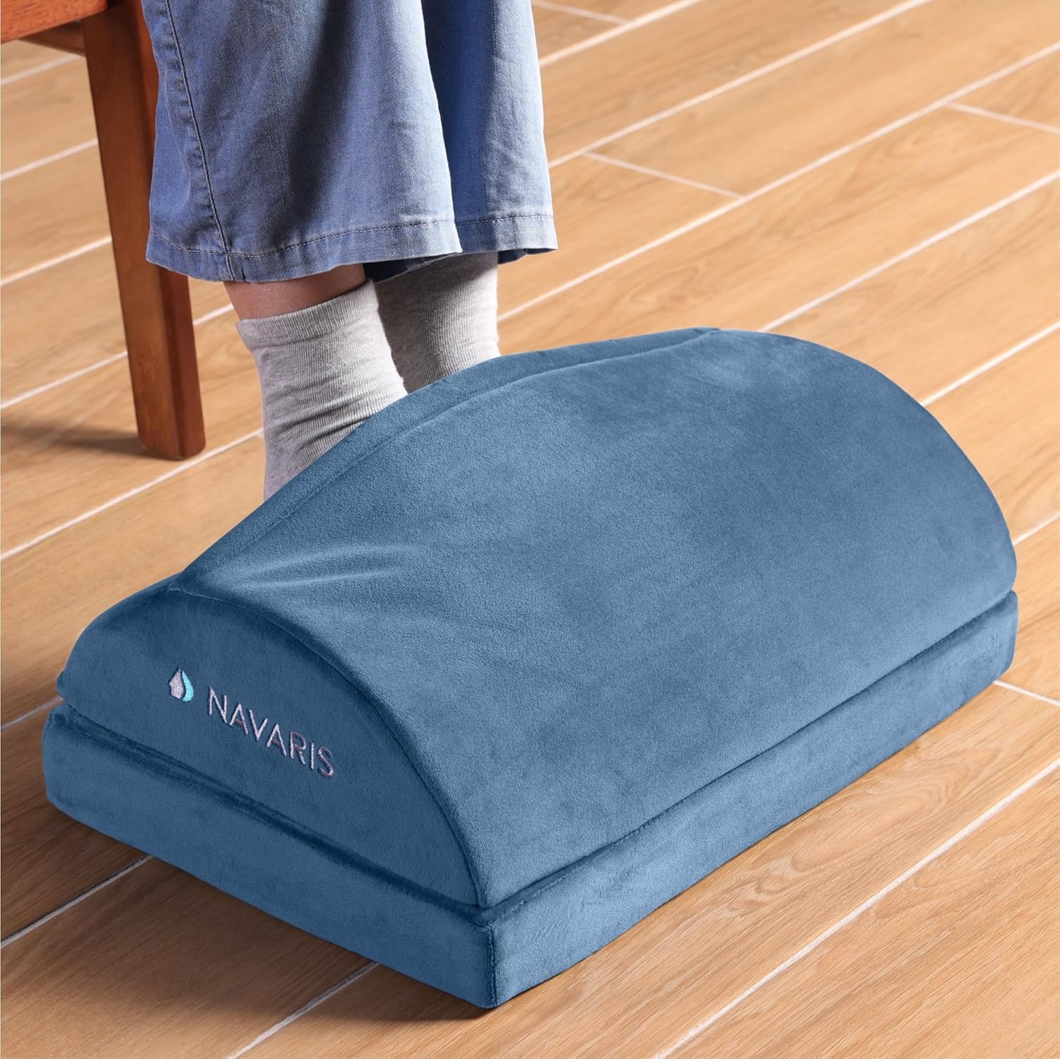 Navaris Adjustable Footrest Cushion - Εργονομικό Υποπόδιο / Μαξιλάρι Γραφείου με Μάλλινη Τσέπη για Ζέσταμα των Ποδιών - 45 x 30 x 15 cm - Blue