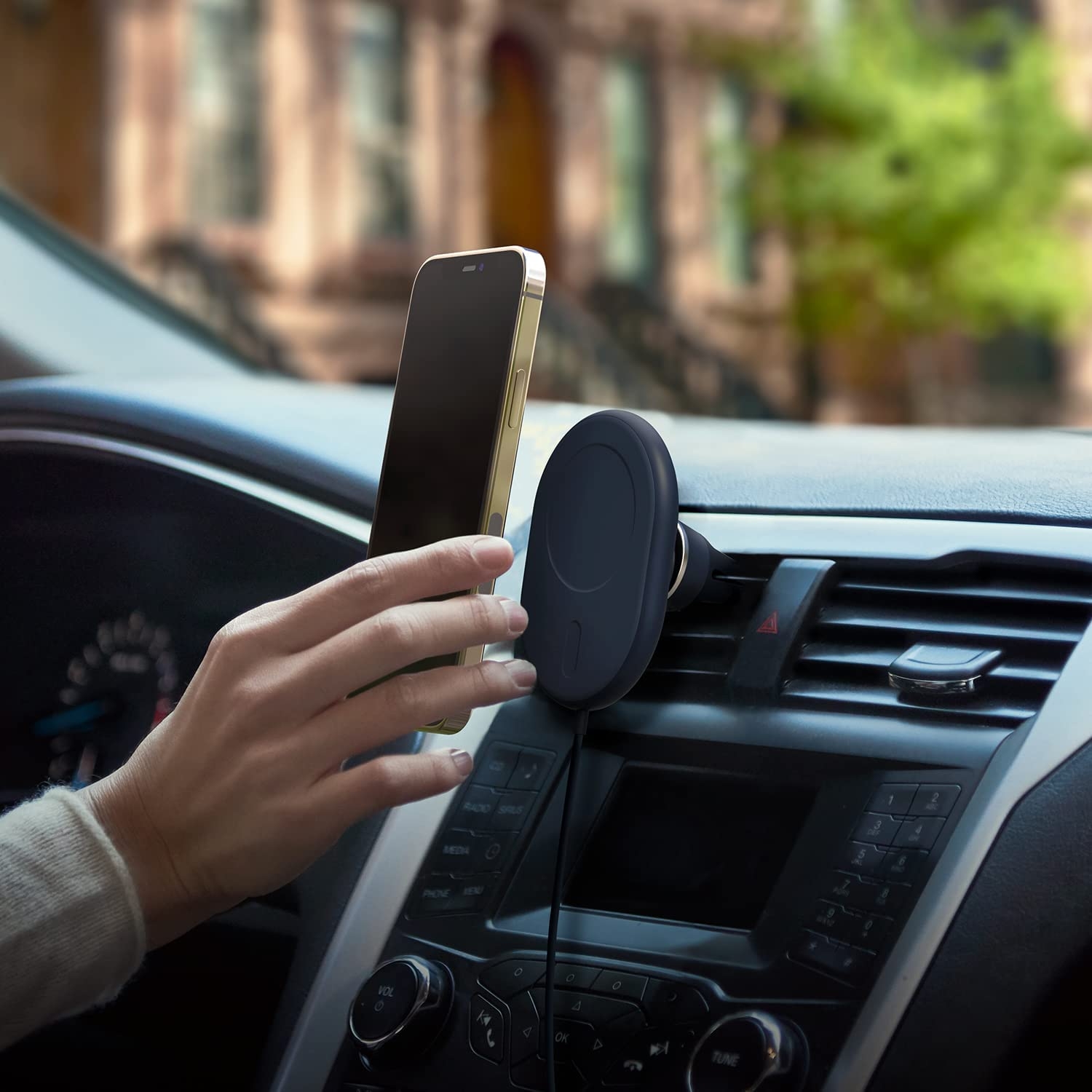 iottie-velox-magnetic-wireless-car-air-vent-mount-asirmati-magnitiki-vasi-fortisis-kiniton-magsafe-gia-aeragogous-aftokiniktou-2-eti-eggiisi-5.jpg