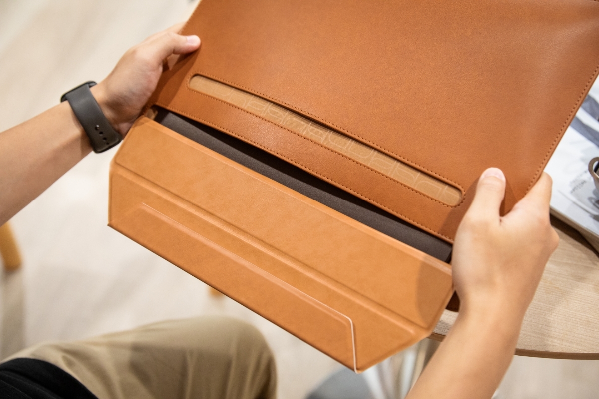 moshi-muse-14-3-in-1-laptop-sleeve-eco-leather-thiki-gia-macbook-pro-14-inches-2021-caramel-brown-8.jpg