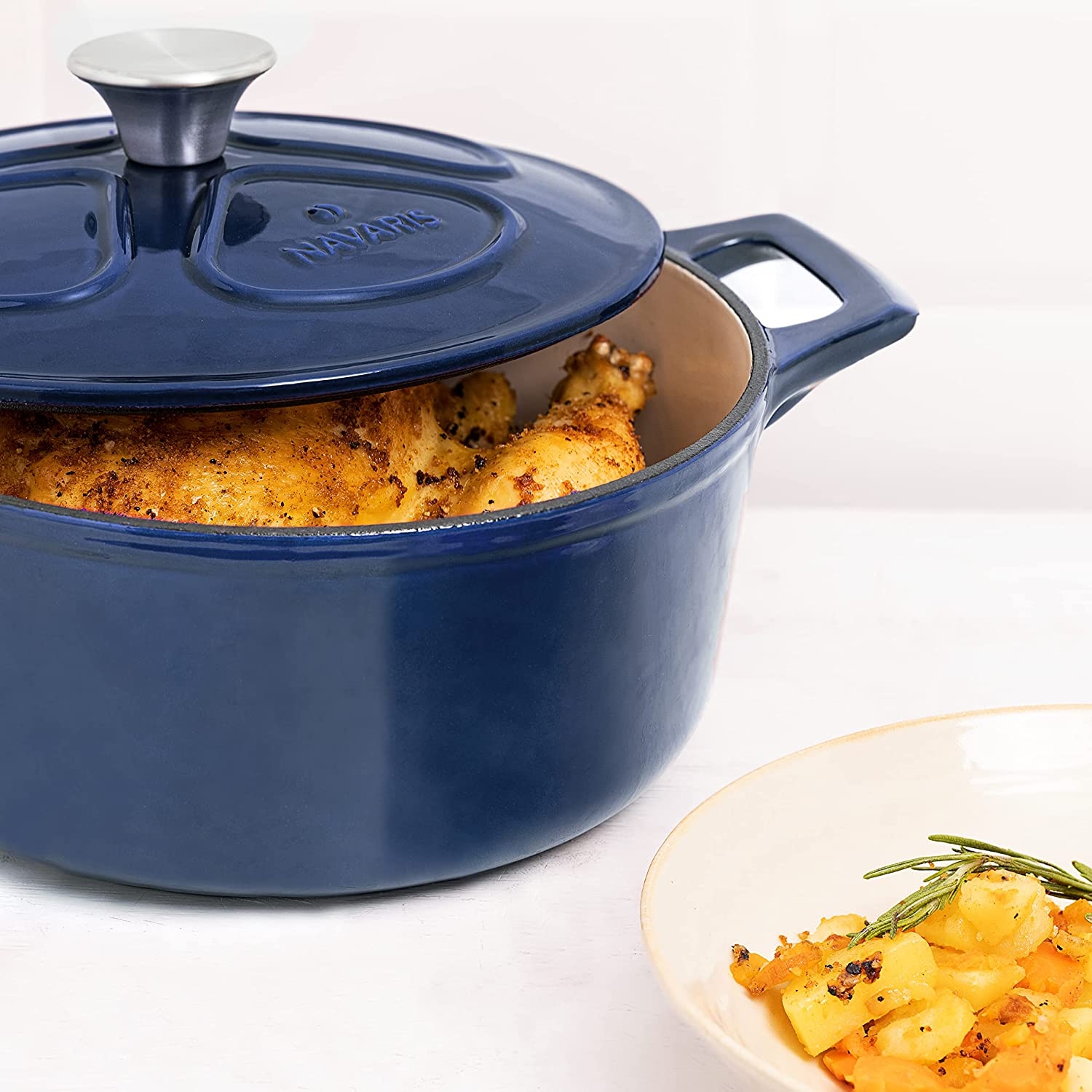 navaris-cast-iron-casserol-dish-with-lid-antikolitiki-katsarola-apo-xitosidiro-gia-esties-fourno-24-cm-3-5-litra-dark-blue-4.jpg
