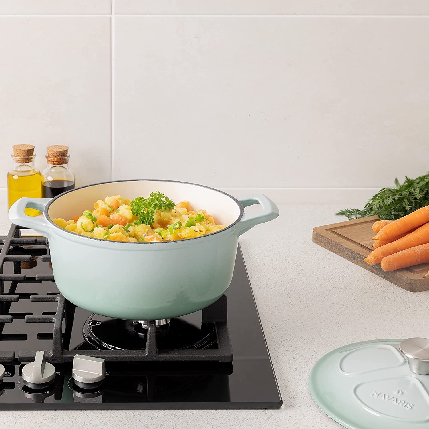 navaris-cast-iron-casserol-dish-with-lid-antikolitiki-katsarola-apo-xitosidiro-gia-esties-fourno-24-cm-3-5-litra-glossy-mint-1.jpg