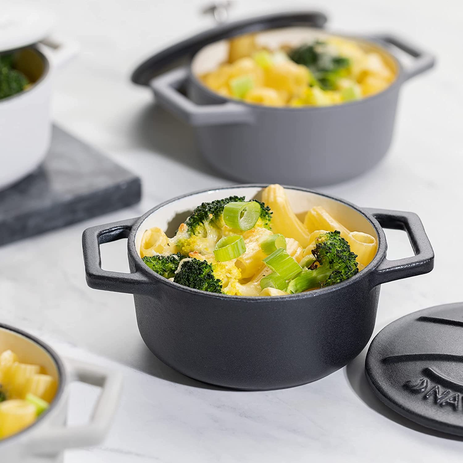 navaris-cast-iron-round-cocottes-set-4-mini-katsaroles-apo-xitosidiro-kai-kapaki-apo-anoksidoto-atsali-gia-fourno-10-5-cm290-ml-matte-1.jpg