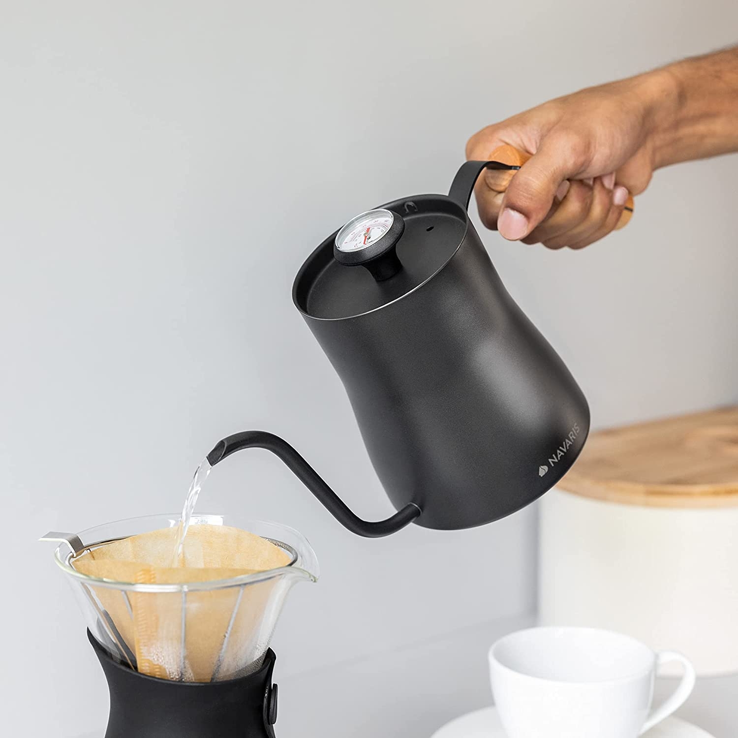 navaris-coffe-water-kettle-with-thermometer-vrastiras-apo-anoksidoto-atsali-me-thermometro-1-litre-black-1.jpg