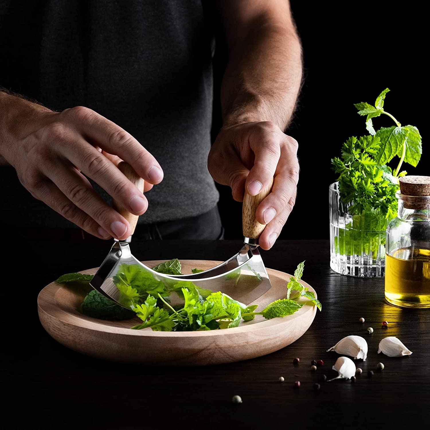 navaris-herb-cuttting-board-and-mezzaluna-set-ksilini-epifania-kopis-me-maxairi-mezzaluna-apo-anoksidoto-atsali-rubber-wood-1.jpg