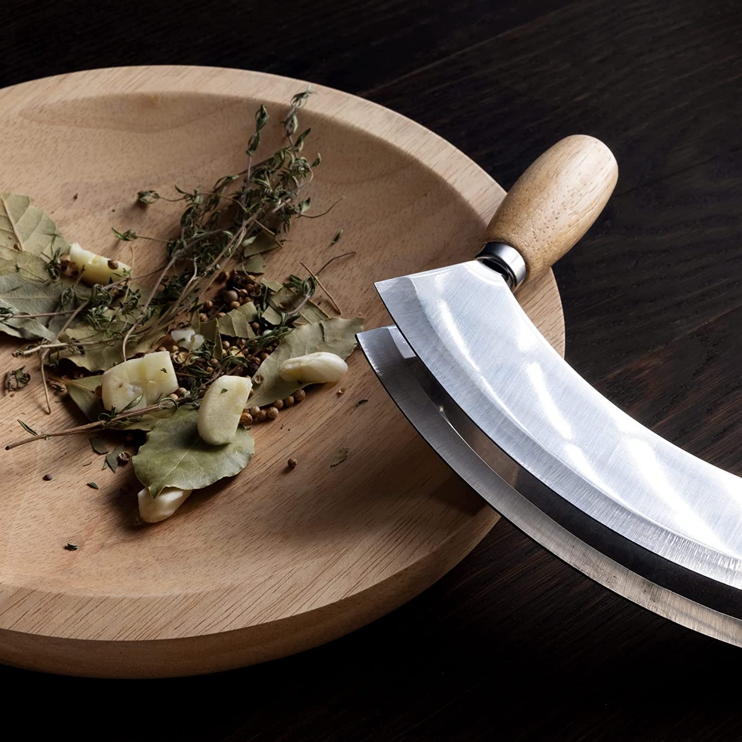 navaris-herb-cuttting-board-and-mezzaluna-set-ksilini-epifania-kopis-me-maxairi-mezzaluna-apo-anoksidoto-atsali-rubber-wood-4.jpg