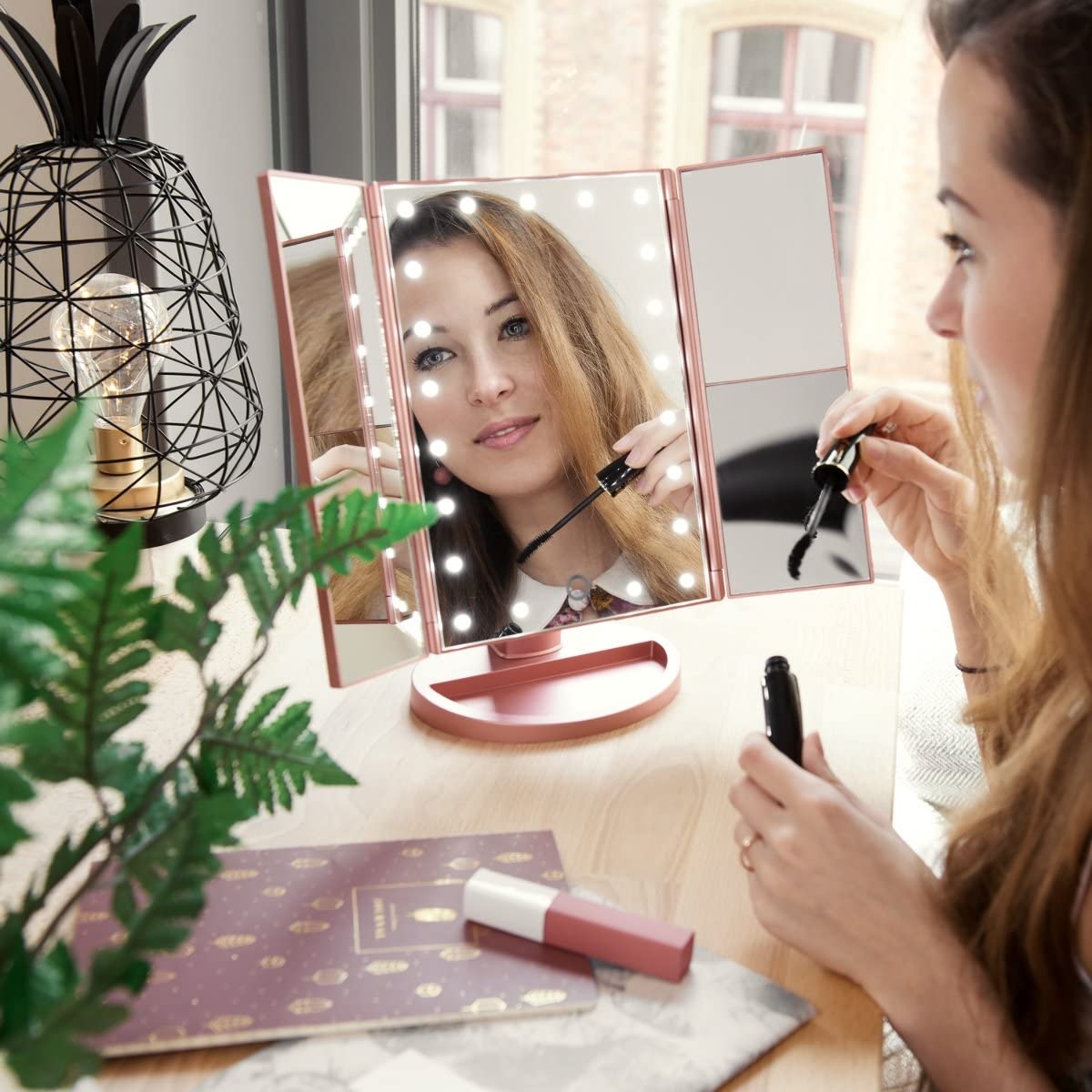 navaris-led-foldable-mirror-anadiploumenos-megenthitikos-fotizomenos-led-kathreptis-makigiaz-me-vasi-kai-diakopti-afis-matte-rose-gold-2.jpg