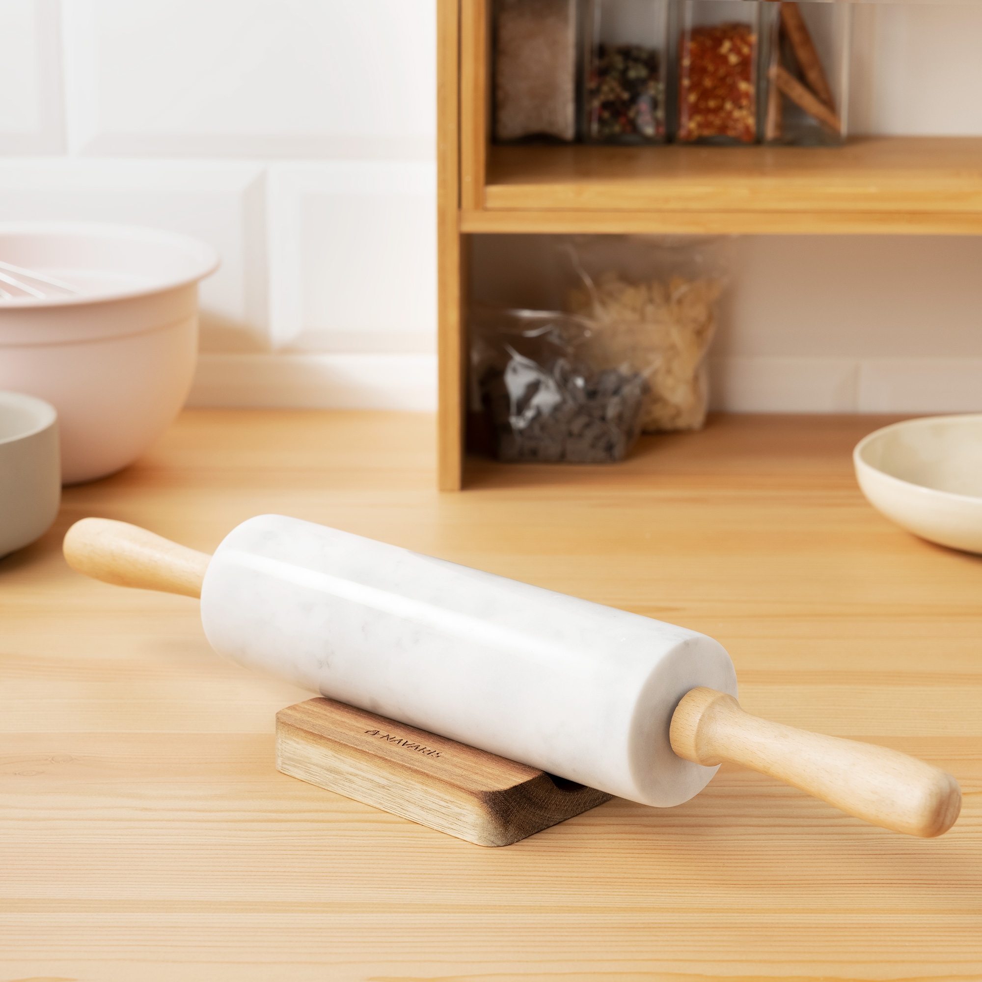navaris-marble-rolling-pin-and-stand-plastis-apo-marmaro-me-ksilines-laves-kai-vasi-white-1.jpg