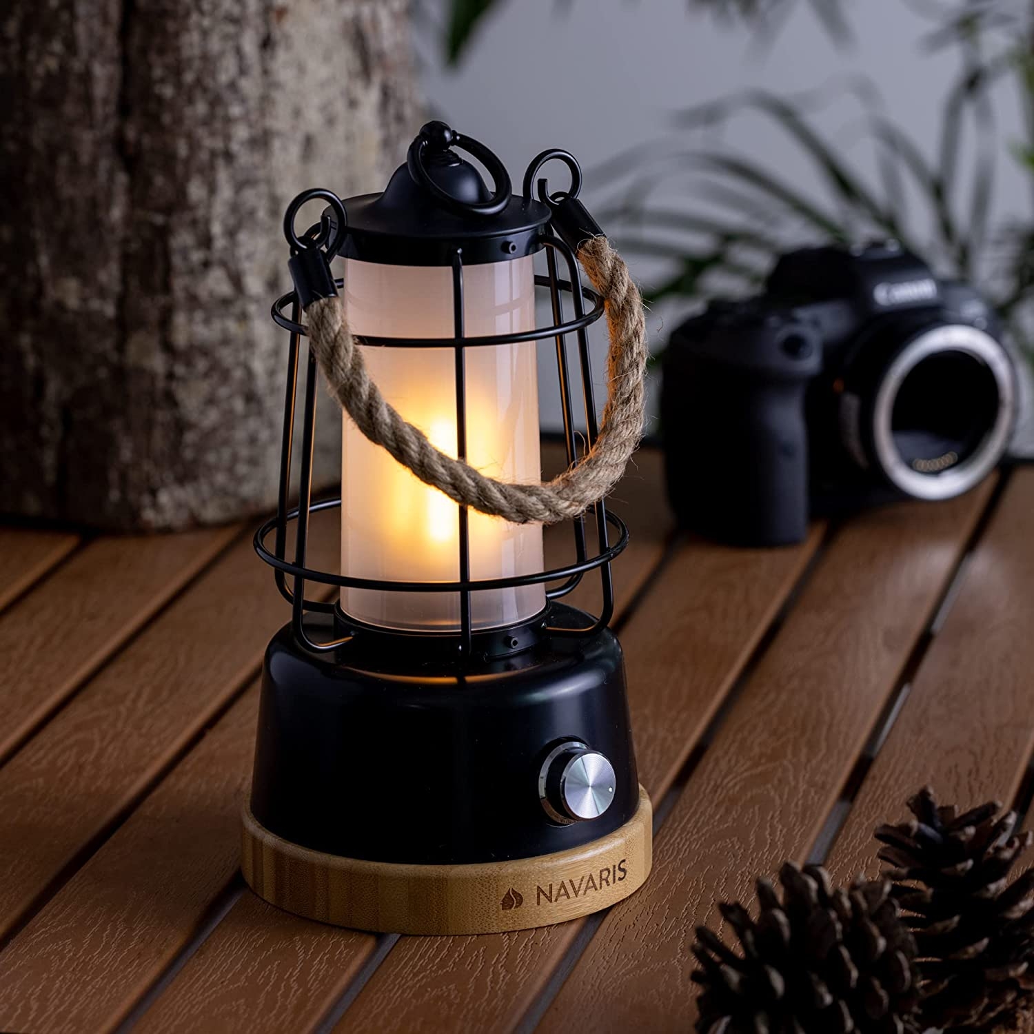 navaris-reachargeable-led-latern-epanafortizomeno-led-fanari-apo-bamboo-kai-metallo-me-powerbank-5000-mah-me-1-x-usb-a-black-12-6-x12-6-x-23-cm-5.jpg