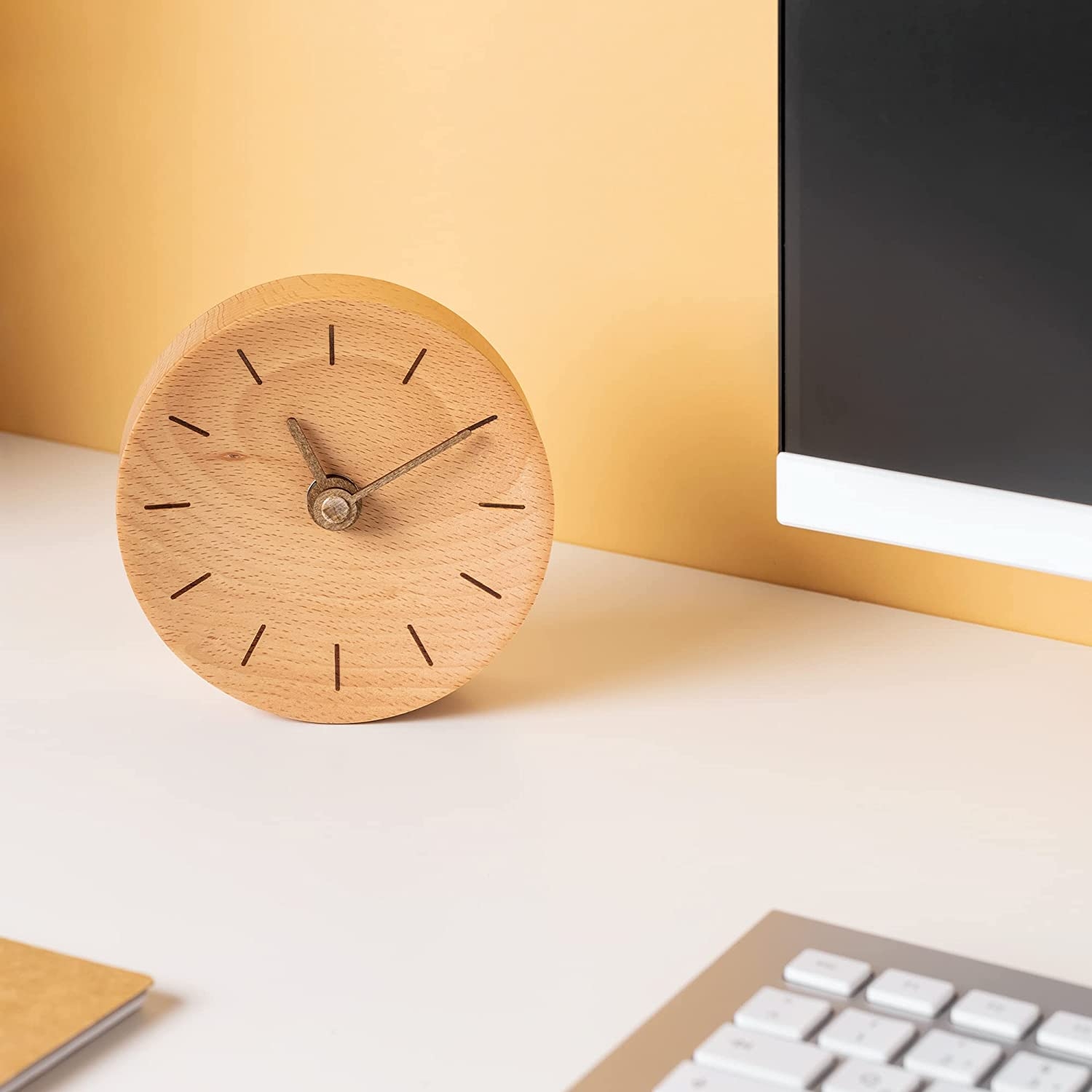 navaris-small-modern-desk-clock-strogilo-epitrapezio-ksilino-analogiko-roloi-11-cm-light-brown-2.jpg