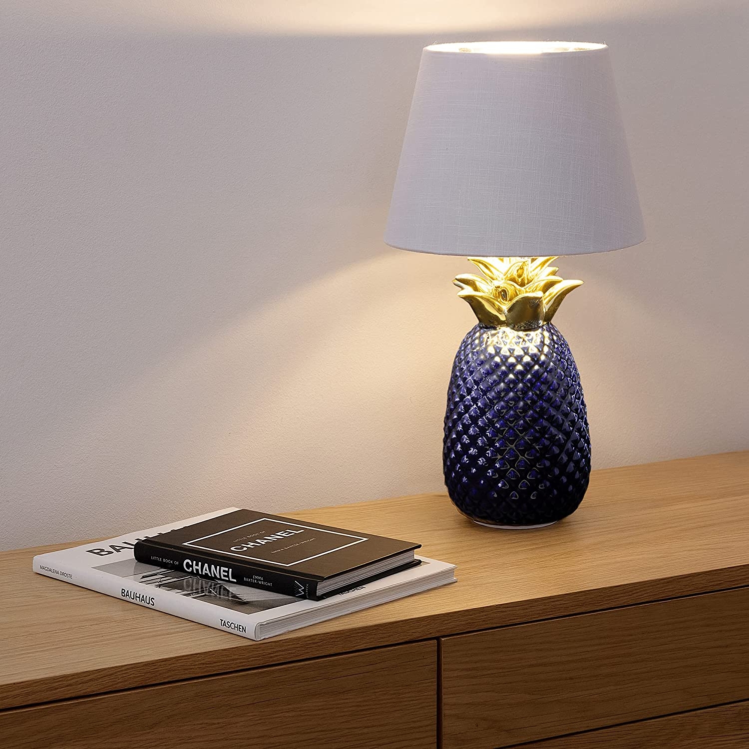 navaris-table-lamp-pineapple-epitrapezio-fotistiko-ananas-40-cm-purple-white-4.jpg