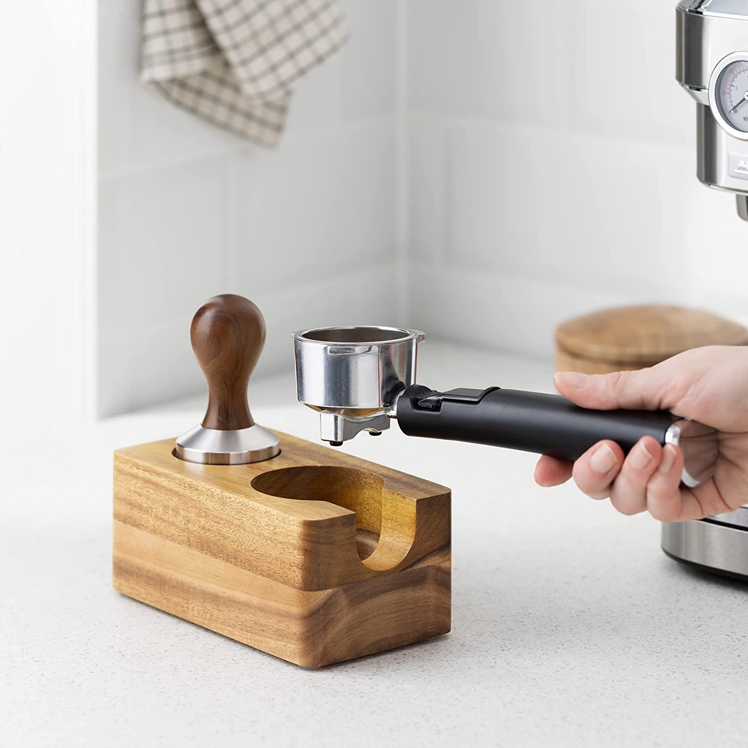navaris-tamper-station-ksilini-vasi-gia-patitiri-kafe-kai-portafilter-apo-ksilo-akakias-51-mm-natural-brown-1.jpg