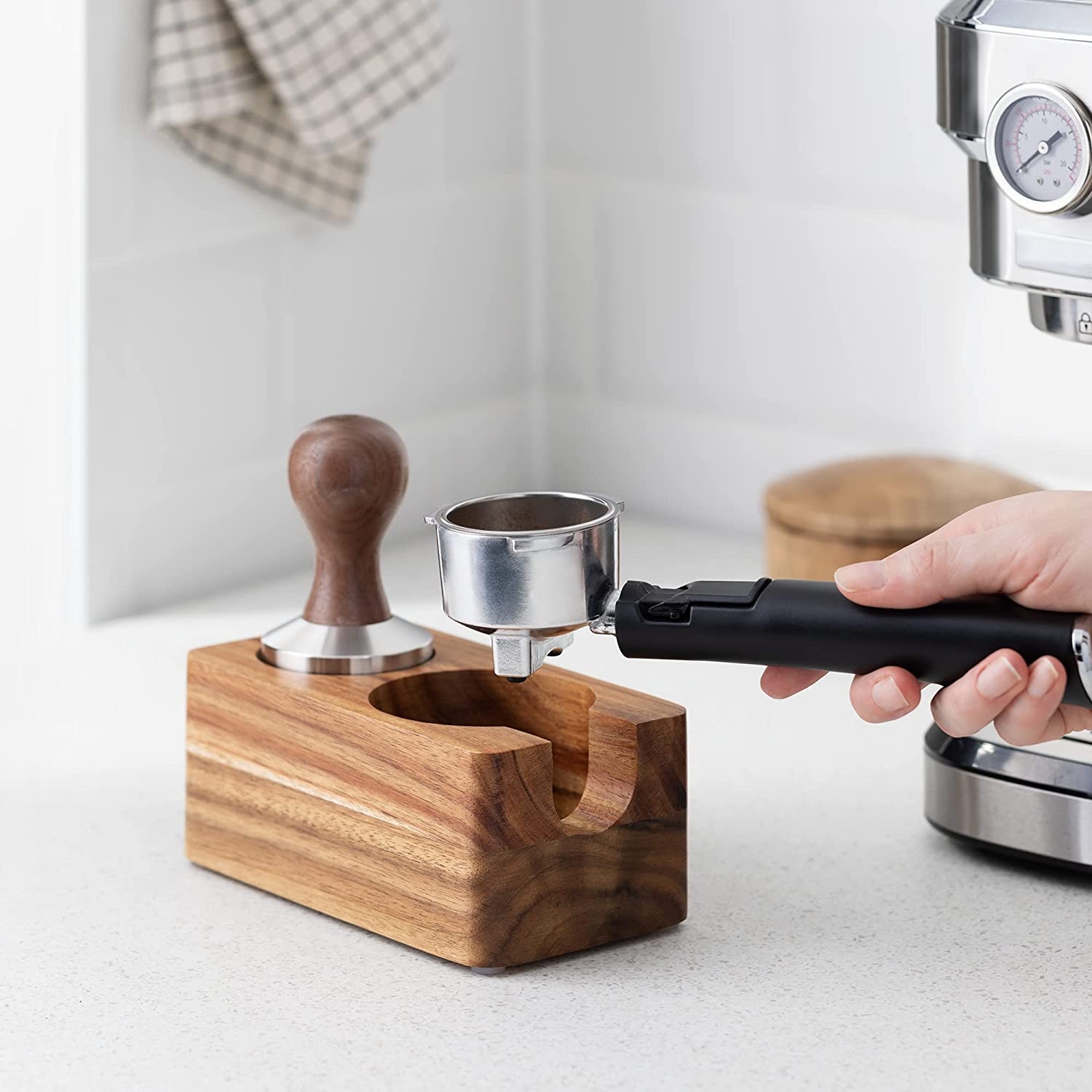 navaris-tamper-station-ksilini-vasi-gia-patitiri-kafe-kai-portafilter-apo-ksilo-akakias-58-mm-natural-brown-1.jpg