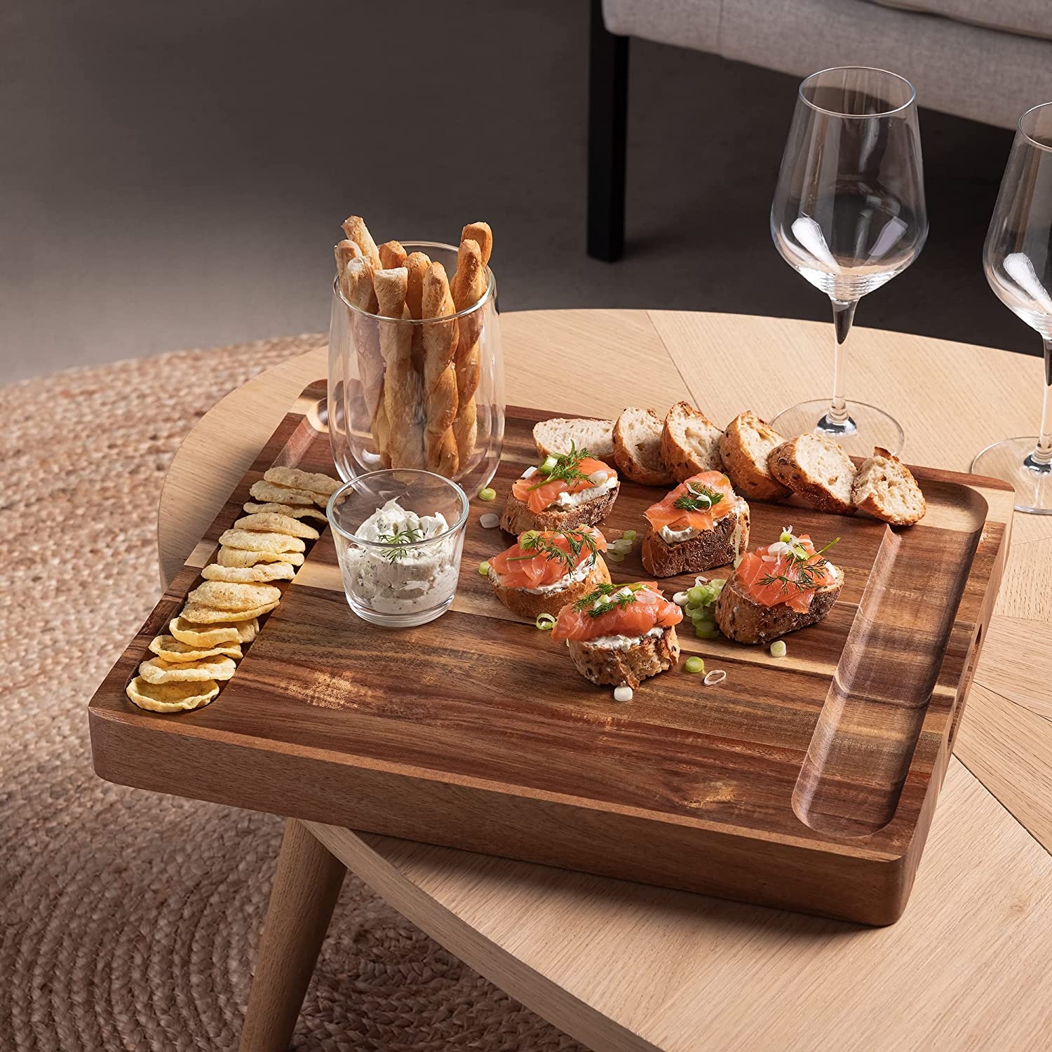 navaris-wooden-chopping-board-serving-tray-ksilini-epifania-sanida-kopis-diplis-opsis-gia-kopi-kai-servirisma-apo-ksilo-akakias-brown-5.jpg
