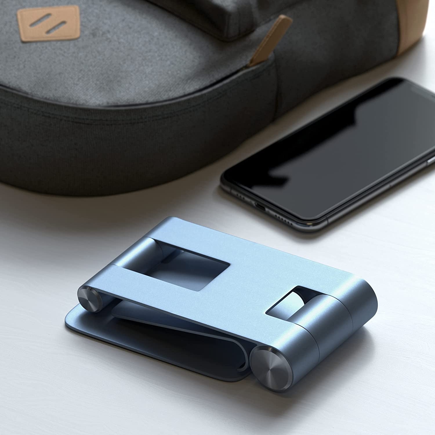 satechi-ri-mobile-multi-angle-stand-vasi-alouminiou-giasmartphones-kai-tablets-eos-13-3-blue-4.jpg