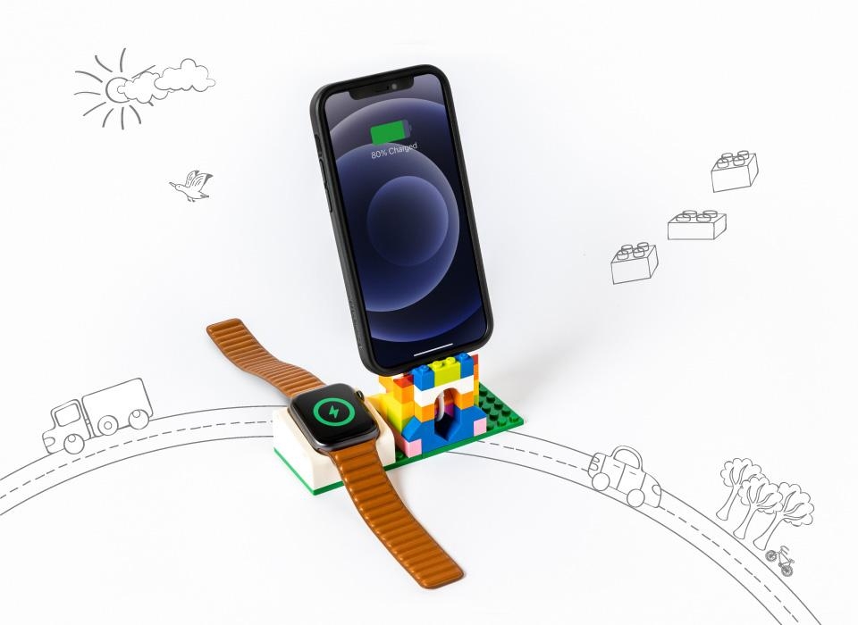 switch-easy-blocks-dual-charging-stand-dock-fortisis-gia-apple-watch-iphone-me-92-polixroma-touvlakia-white-2.jpg