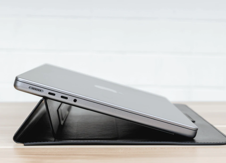 switch-easy-easy-stand-dermatini-thiki-vasi-gia-macbook-pro-14-inches-black-1.png