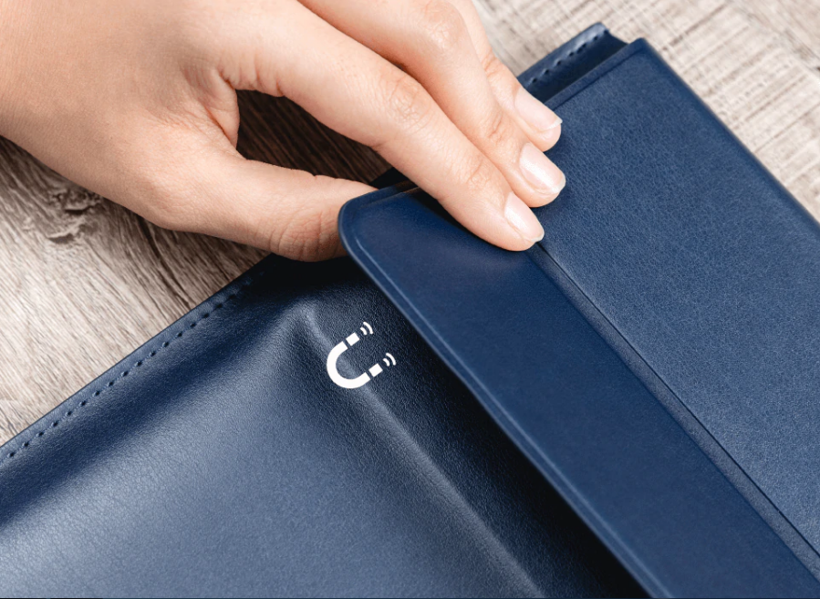 switch-easy-easy-stand-dermatini-thiki-vasi-gia-macbook-pro-14-inches-midnight-blue-1.png
