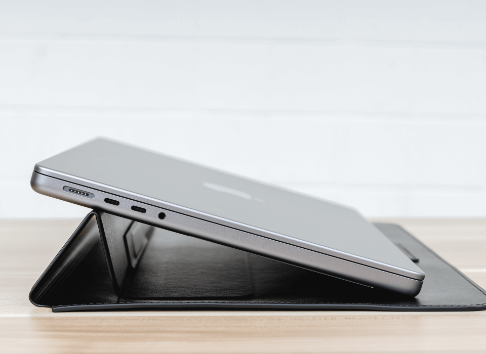 switch-easy-easy-stand-dermatini-thiki-vasi-gia-macbook-pro-16-inches-black-2.png