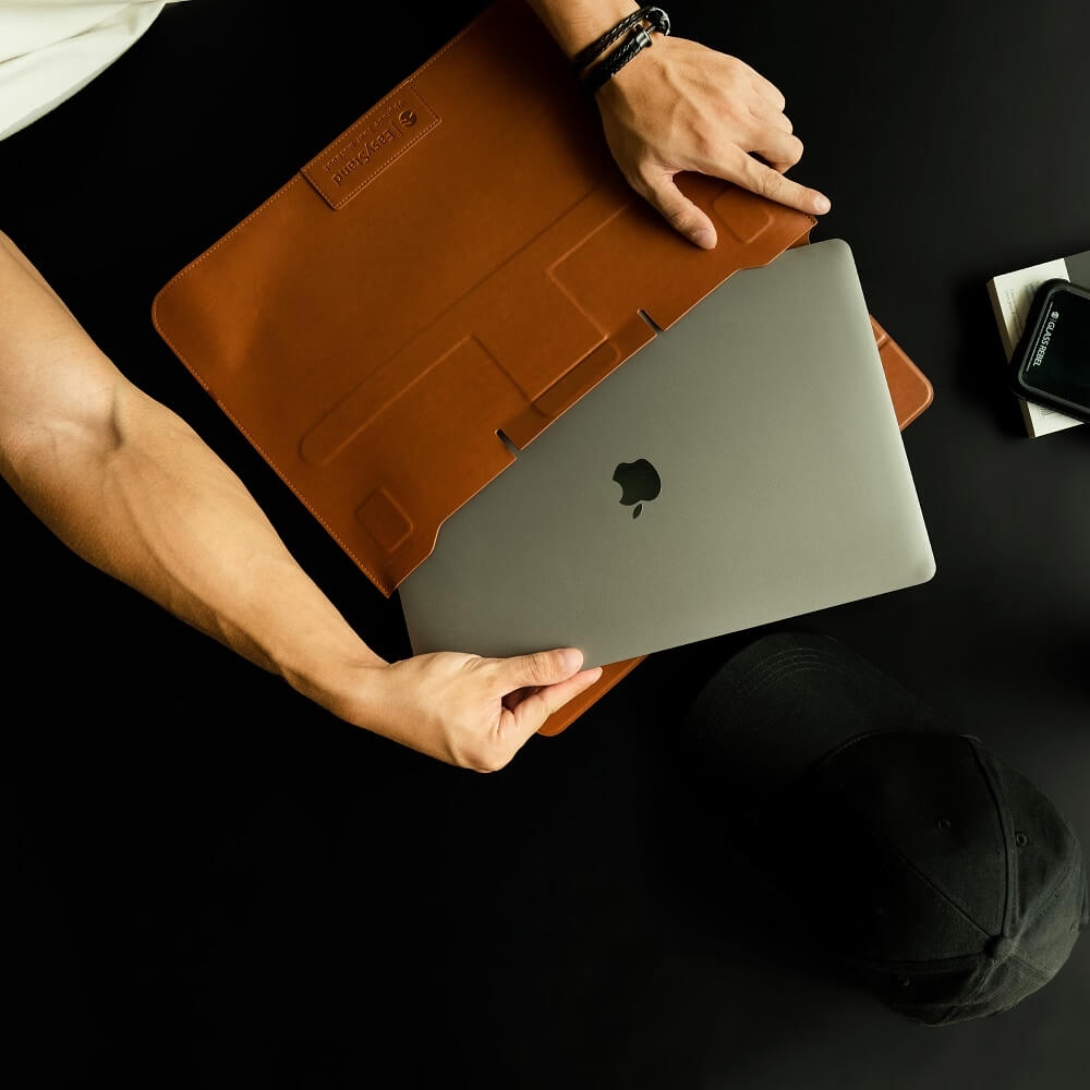 switch-easy-easy-stand-dermatini-thiki-vasi-gia-macbook-pro-16-inches-saddle-brown-3.jpeg