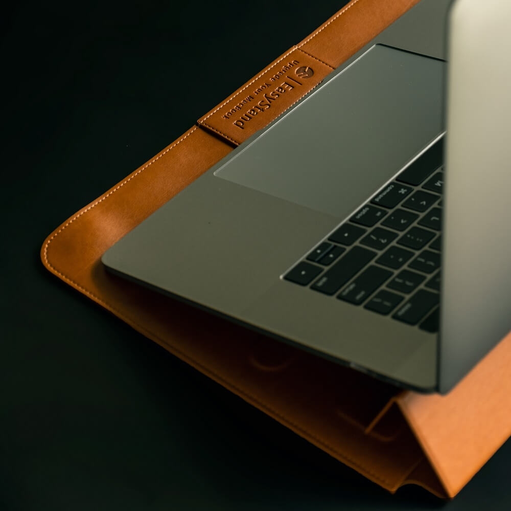 switch-easy-easy-stand-dermatini-thiki-vasi-gia-macbook-pro-16-inches-saddle-brown-6.jpeg