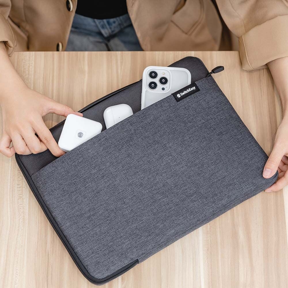 switch-easy-urban-thiki-tsanta-sleeve-gia-apple-macbook-pro-14-inches-2021-me-thiki-gia-apple-airtag-black-3.jpg
