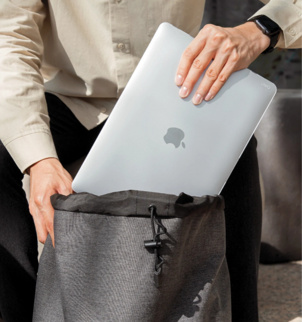 uniq-skliri-thiki-claro-macbook-pro-14-inches-2021-me-prostasia-pliktrologiou-kai-kalima-kameras-matte-clear-3.png