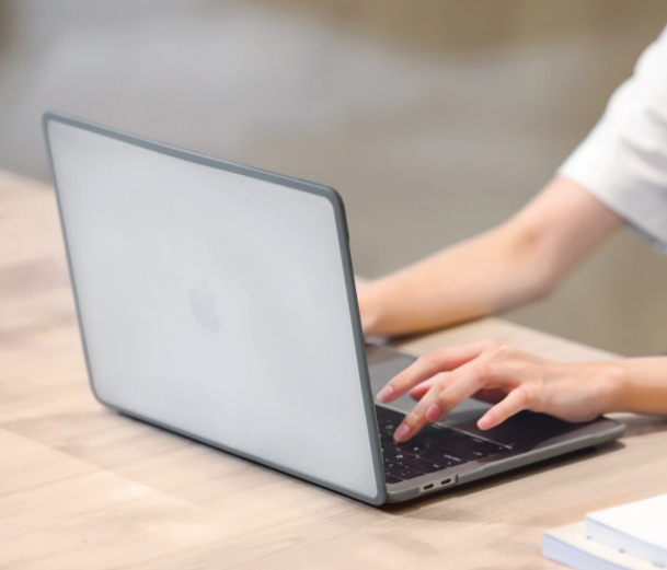 uniq-skliri-thiki-venture-macbook-pro-16-inches-2021-me-prostasia-pliktrologiou-kai-kalima-kameras-frost-grey-3.png