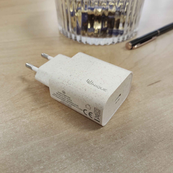 uunique-eco-mains-oikologikos-fortistis-taksidiou-me-1-x-type-c-20-w-white.png