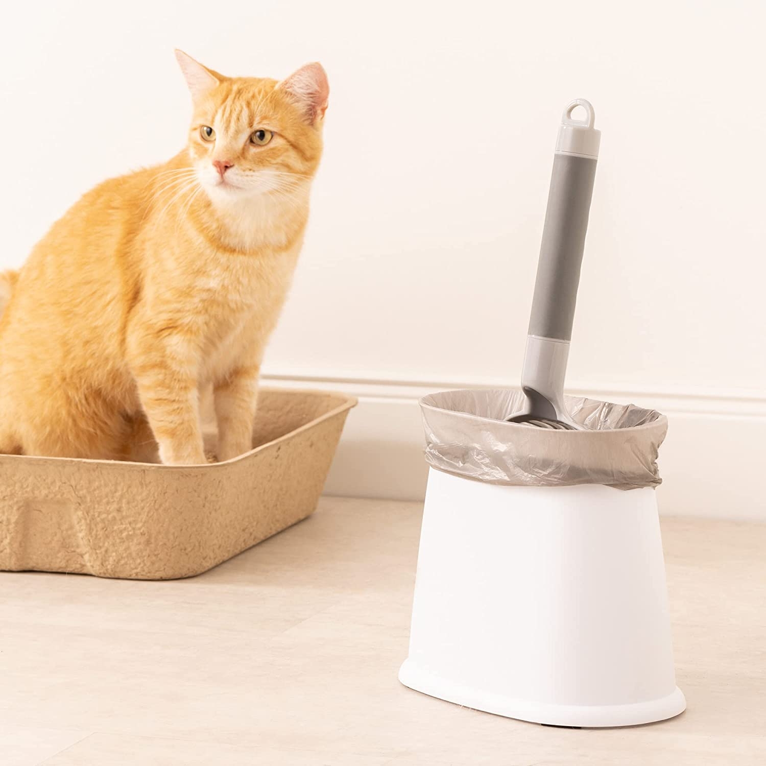 cat-litter-scoop-with-base-set-ftiaraki-gia-ammo-toualeta-me-doxeio-silogis-aporimaton-gatas-white-6.jpg