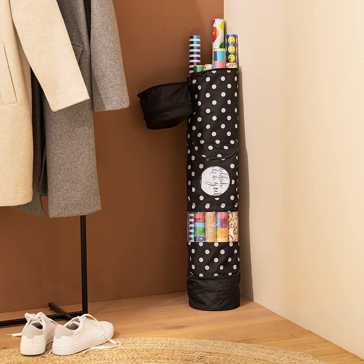 jemidi-wrapping-paper-organiser-thiki-organosis-kai-apothikeusis-xartion-peritiligmatos-white-black-polka-dots-1_1.jpg