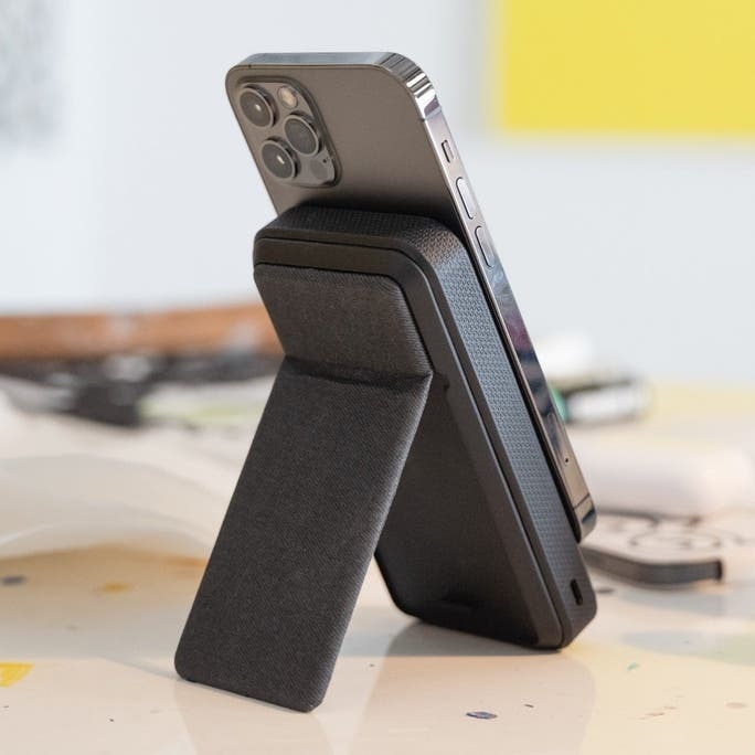 mophie-snap-powerstation-stand-powerbank-vasi-asirmatis-fortisis-qi-kai-magsafe-me-1-x-ipodoxi-gia-1-4-20-tripodo-1-x-type-c-10000-mah-15w-black-1.jpeg