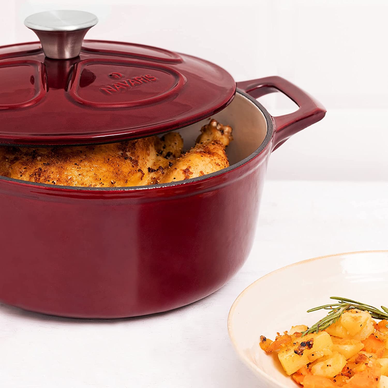 navaris-cast-iron-casserol-dish-with-lid-antikollitiki-katsarola-apo-xitosidiro-gia-esties-fourno-20-cm-2-5-litre-burgundy-2.jpg