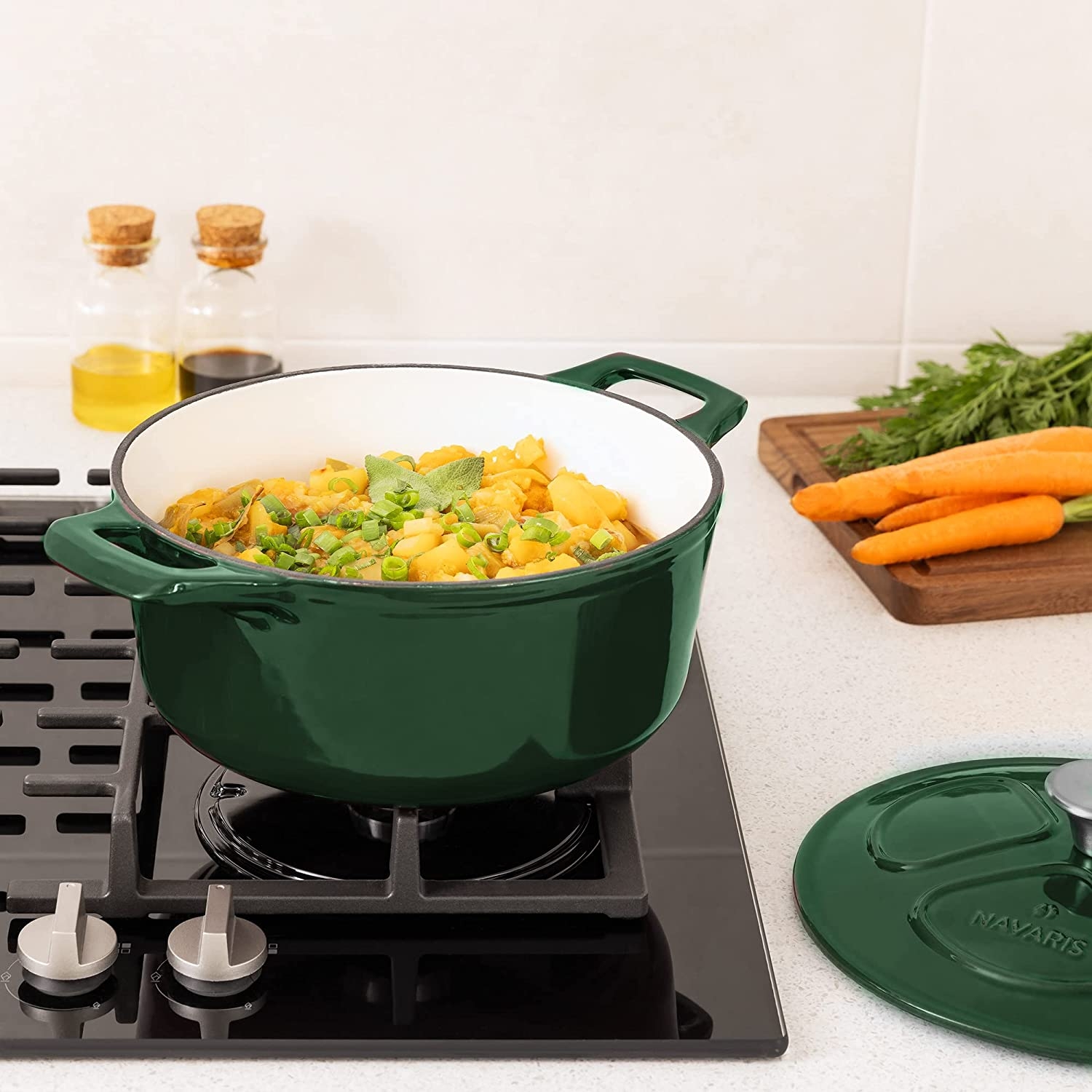 navaris-cast-iron-casserol-dish-with-lid-antikollitiki-katsarola-apo-xitosidiro-gia-esties-fourno-20-cm-2-5-litre-glossy-green-1.jpg