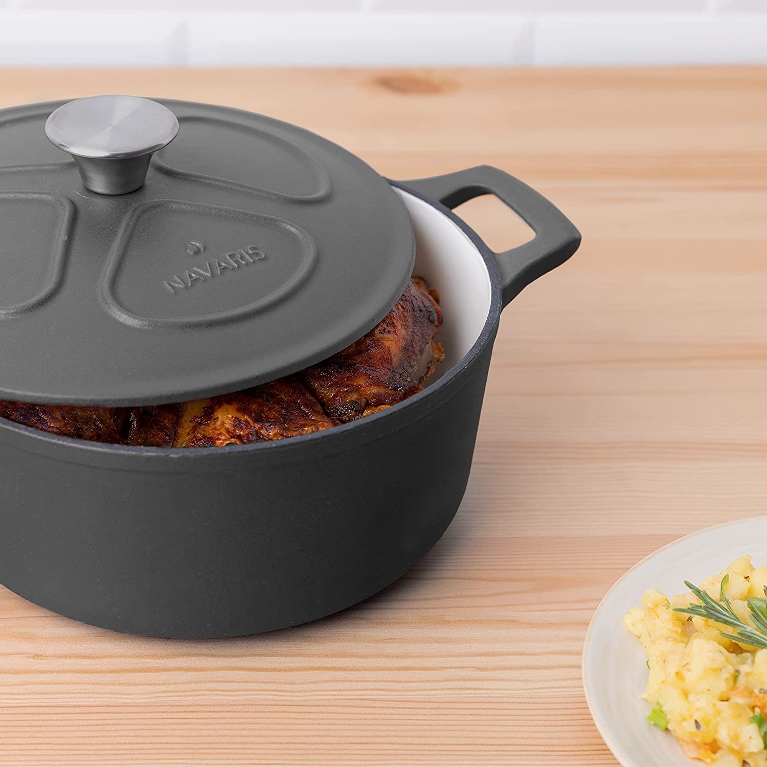 navaris-cast-iron-casserole-dish-with-lid-antikollitiki-katsarola-apo-xitosidiro-gia-esties-fournou-24-cm-3.5-l-matte-black-5.jpg