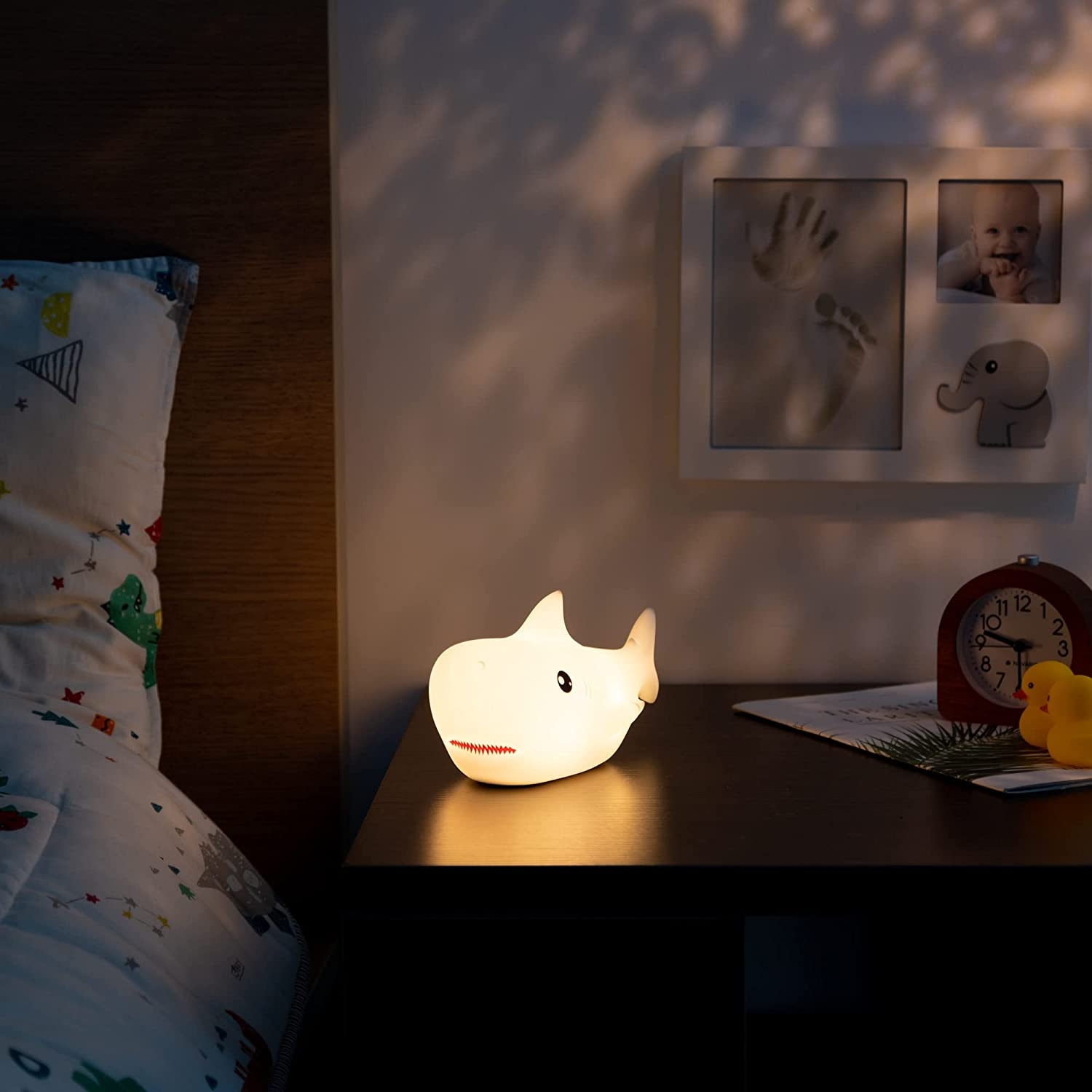 navaris-led-silicone-night-light-paidiko-epanafortizomeno-fotaki-niktos-led-afis-me-allagi-xromaton-rgb-apo-silikoni-shark-1.jpg