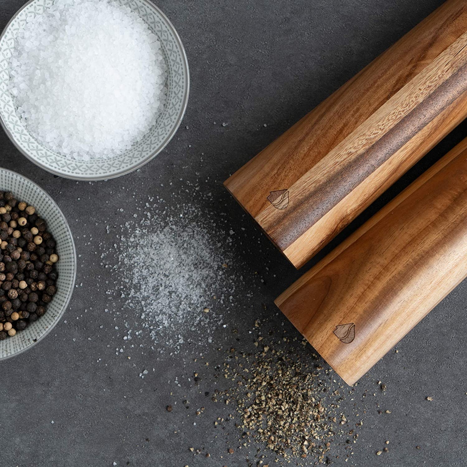 navaris-salt-and-pepper-mill-set-set-xirokinitoi-miloi-baxarikon-doxeia-gia-alati-kai-piperi-apo-ksilo-akakias-20-5-cm-brown-1.jpg