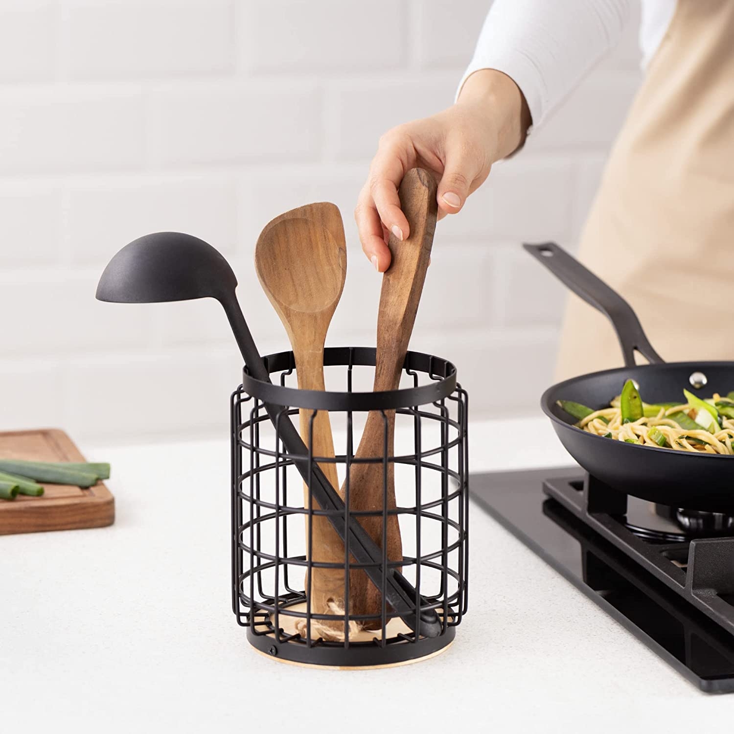 navaris-utensils-holder-thiki-gia-magirika-skevi-apo-ksilo-kai-metallo-14-5-x-17-5-cm-black-1.jpg