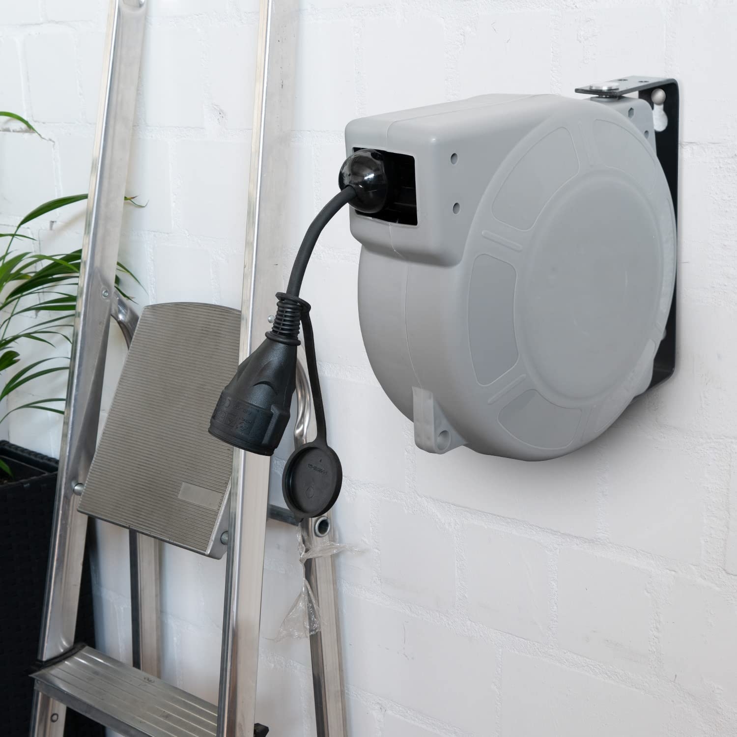 navaris-wall-mountable-self-retracting-cable-reel-aftomati-epitxia-baladeza-karouli-kalodiou-me-1-x-ipodoxi-schuko-13-kai-2-metra-ip44-grey-2.jpg