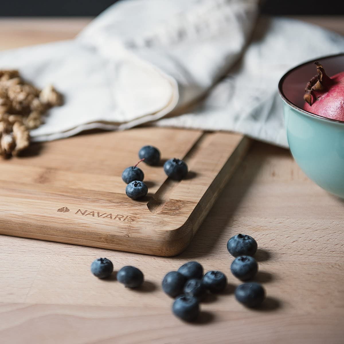 navaris-wooden-chopping-board-ksilini-epifania-sanida-gia-kopi-kai-servirisma-apo-bamboo-45-x-34-1-8-cm-brown-2.jpg