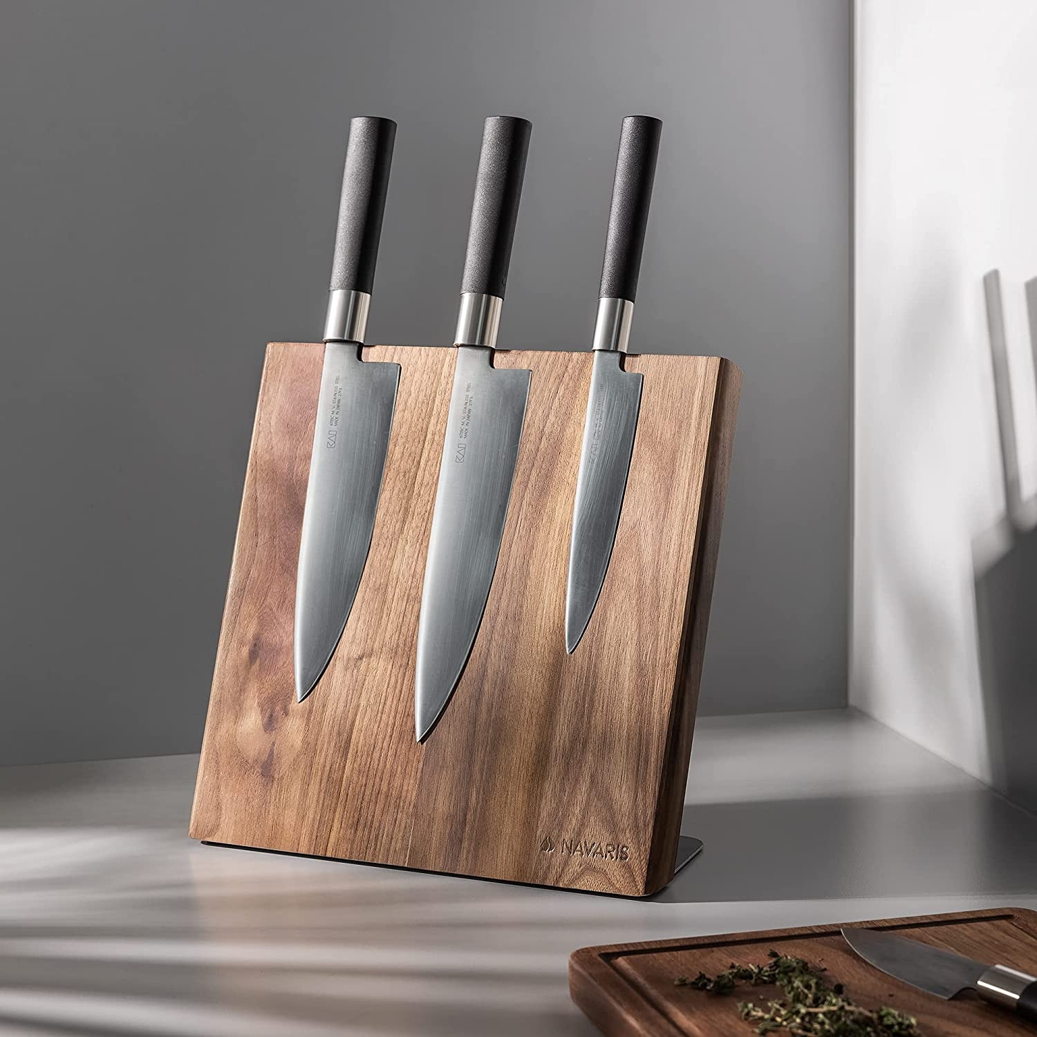 navaris-wooden-magnetic-knife-holder-magnitiki-vasi-maxairion-apo-ksilo-karydias-27-7-27-5-cm-walnut-1.jpg