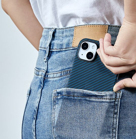 pitaka-magez-case-3-magsafe-thiki-aramid-fiber-body-apple-iphone-14-plus-1-2-mm-1500-d-black-blue-twill-9.png