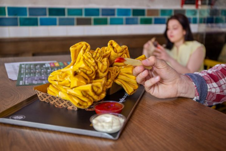 rainbow-socks-fries-socks-box-kouti-tiganites-patates-me-kaltses-mexri-ti-gamba-apo-vamvaki-megethos-41-46-tasty-fries-socks-2-zevgaria-4.png