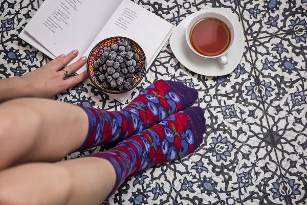 rainbow-socks-jar-socks-vazo-me-kaltses-mexri-ti-gamba-apo-vamvaki-megethos-41-46-blueberries-pearls-4.jpg