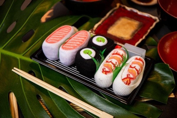 rainbow-socks-sushi-socks-box-kouti-sushi-me-kaltses-mexri-ti-gamba-apo-vamvaki-megethos-41-46-salmon-shrimp-cucumber-maki-3-zevgaria-3.jpg