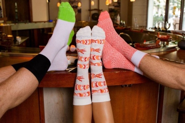 rainbow-socks-sushi-socks-box-kouti-sushi-me-kaltses-mexri-ti-gamba-apo-vamvaki-megethos-41-46-salmon-shrimp-cucumber-maki-3-zevgaria.jpg