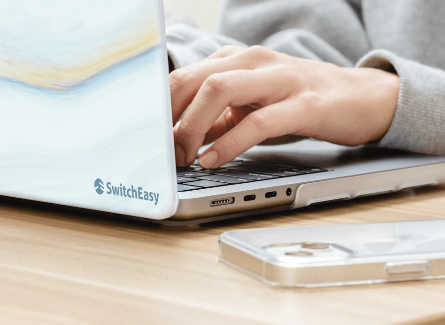 switch-easy-marble-skliri-thiki-apple-macbook-pro-13-inches-2022-2016-cloudy-white-2.png